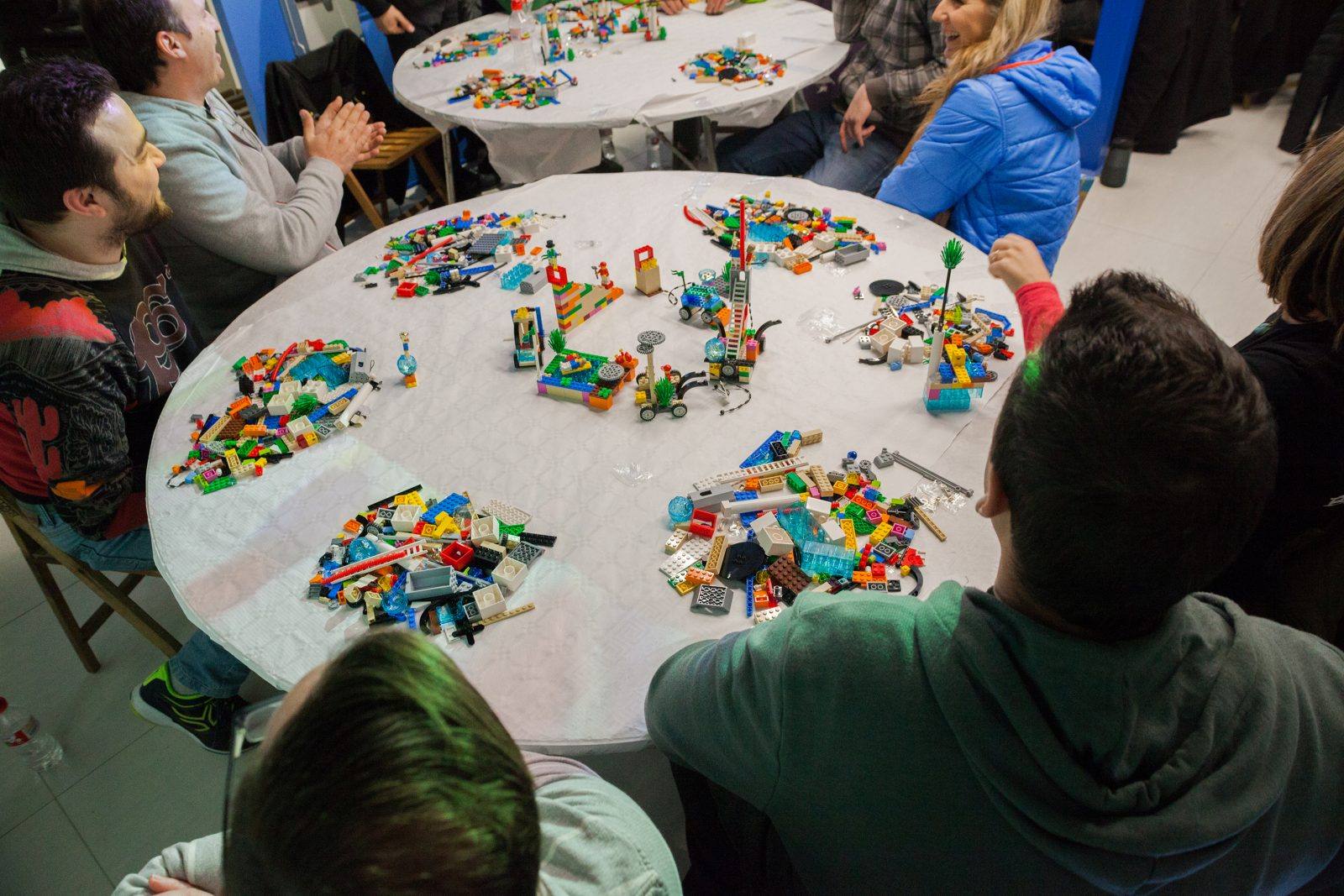 En la sesión de Lego Serious Play se trabajó en equipo de una manera divertida