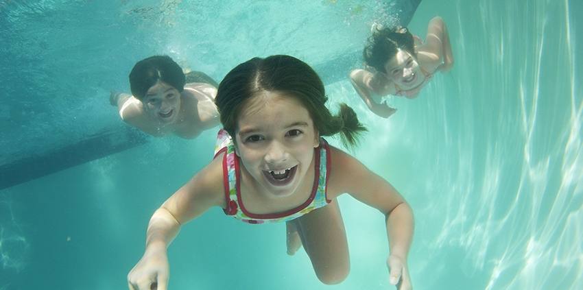 Una de las ventajas de la cloración salina es que con este sistema de desinfección del agua no escuecen los ojos